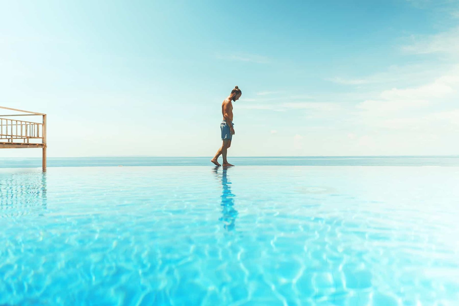 hombre al borde de una piscina