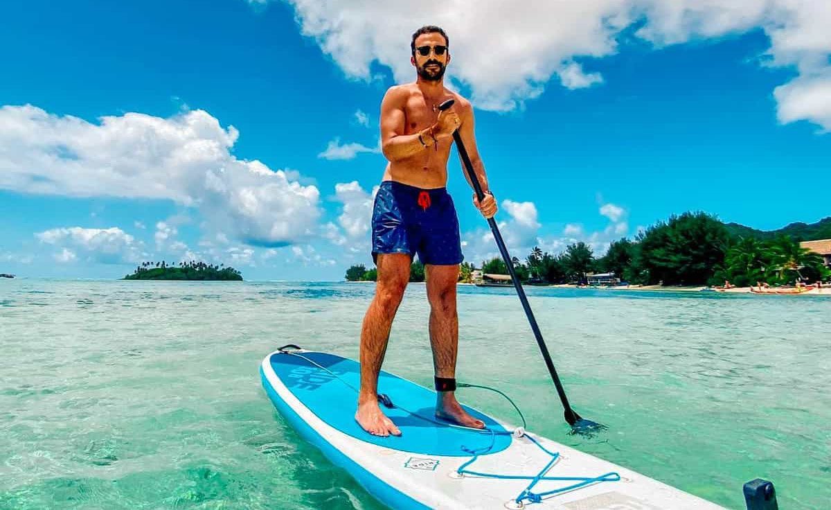 Oscar Mussons haciendo paddle surf
