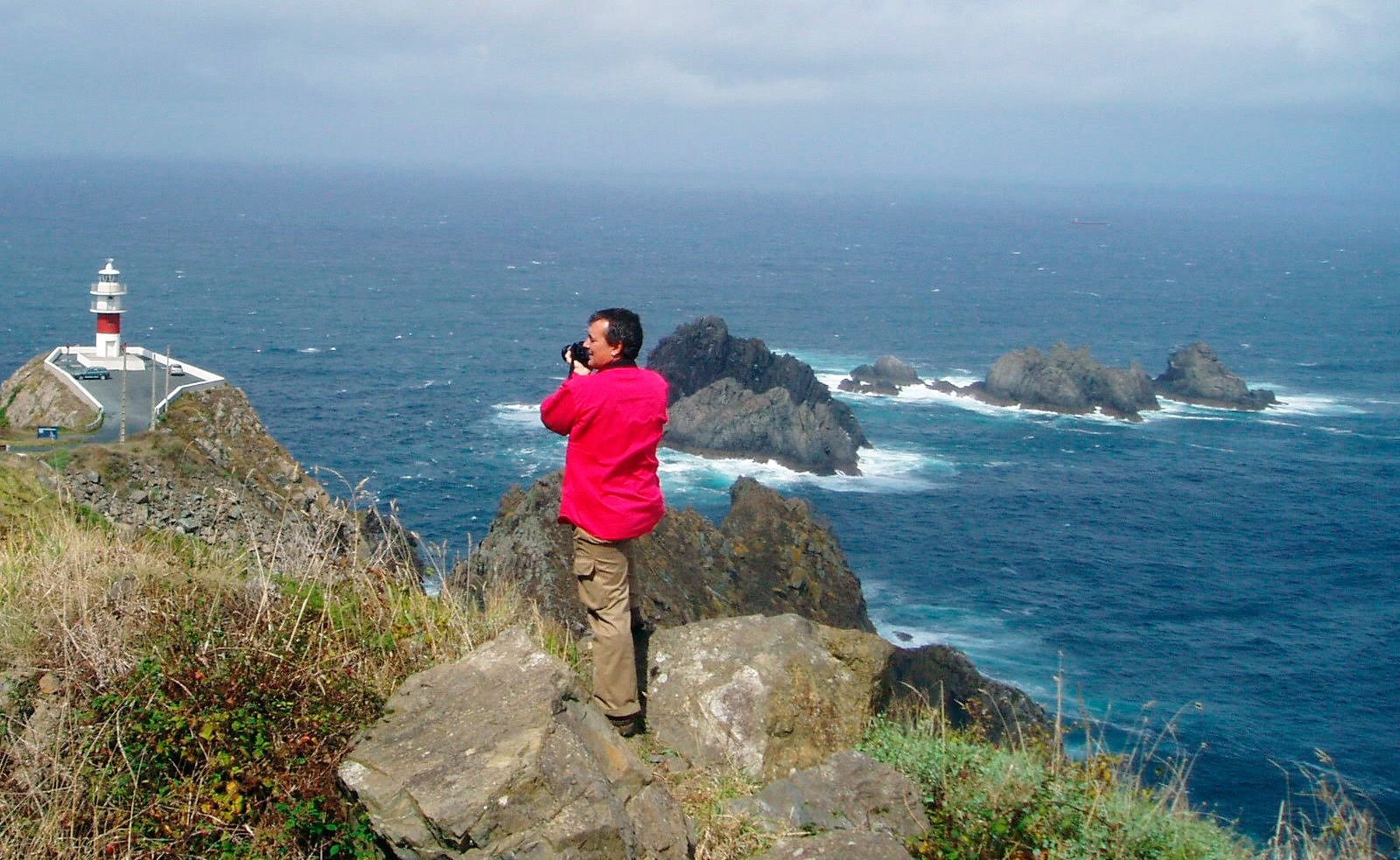 Carlos Olmo fotografiando faros