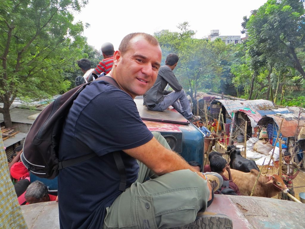 Carlos Useros en un tren en Bangladesh