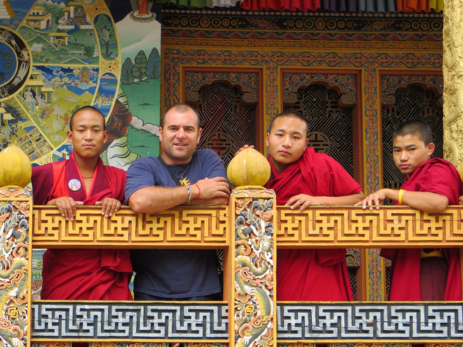Carlos Useros con monjes en Bhutan