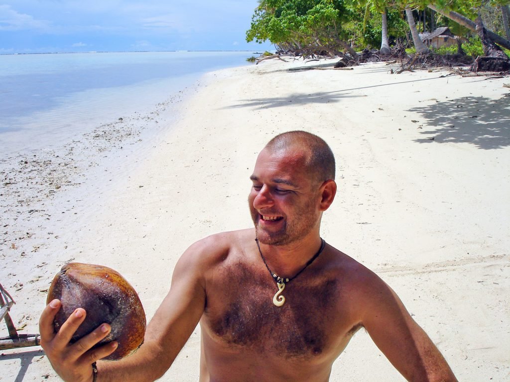 Carlos Useros en una playa de Papua Nueva Guinea