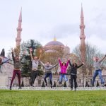 viajeros delante de la Mezquita azul, Estambul