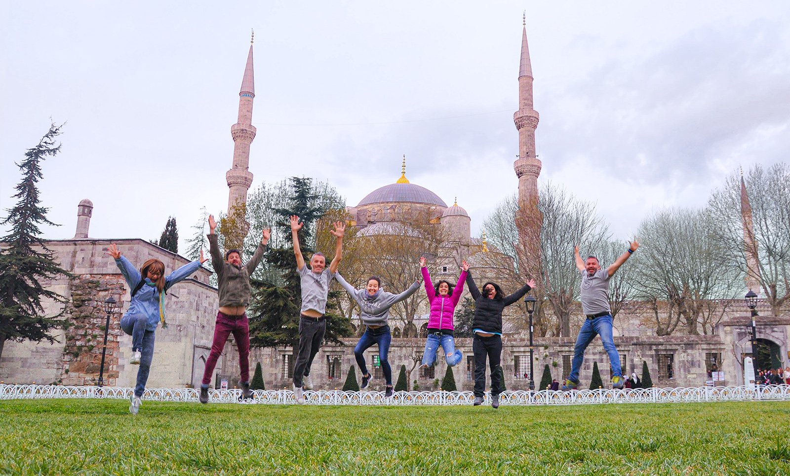 viajeros delante de la Mezquita azul, Estambul