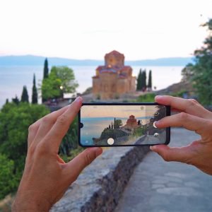 fotografiando la iglesia de San Juan Kaneo, en Ohrid