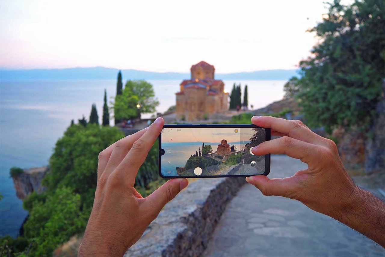 fotografiando la iglesia de San Juan Kaneo, en Ohrid