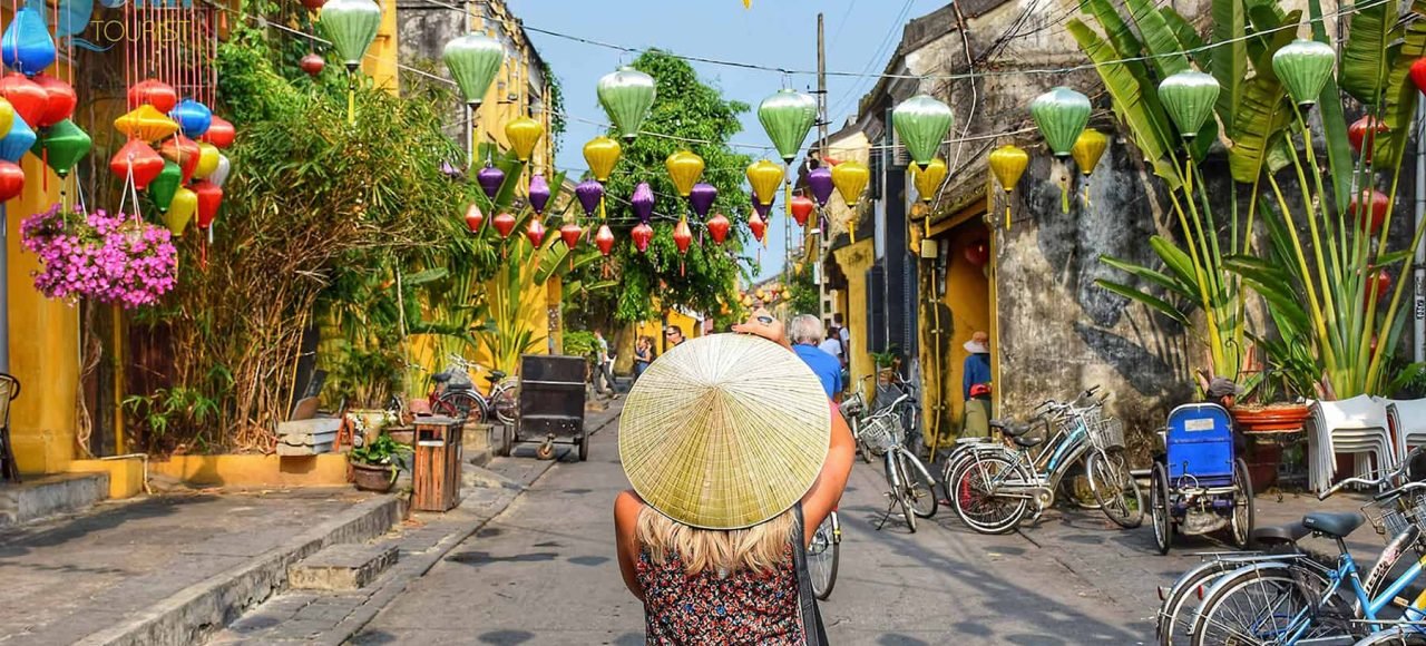 viajera en Hoi An, viaje a Vietnam