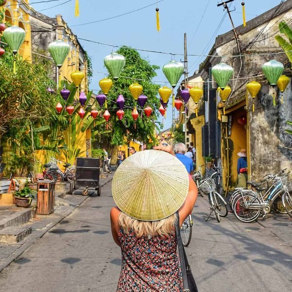 viajera en Hoi An, viaje a Vietnam