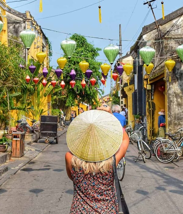 viajera en Hoi An, viaje a Vietnam