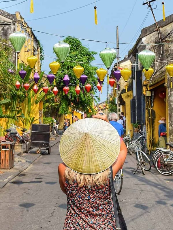 viajera en Hoi An, viaje a Vietnam