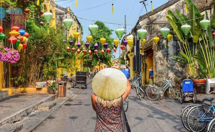 viajera en Hoi An, viaje a Vietnam