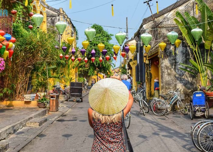 viajera en Hoi An, viaje a Vietnam