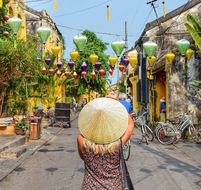 viajera en Hoi An, viaje a Vietnam