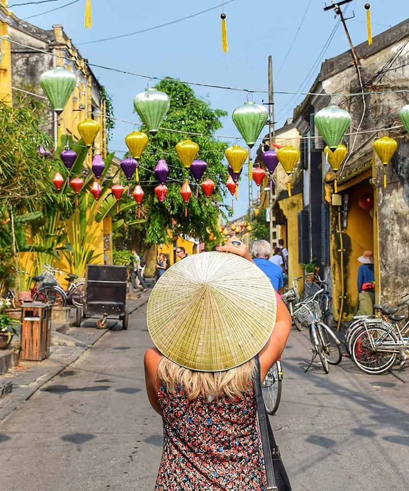 viajera en Hoi An, viaje a Vietnam