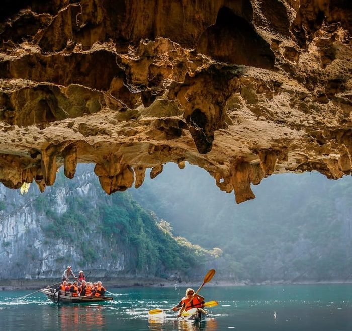 piraguas en cueva en Ninh Binh, viaje a Vietnam