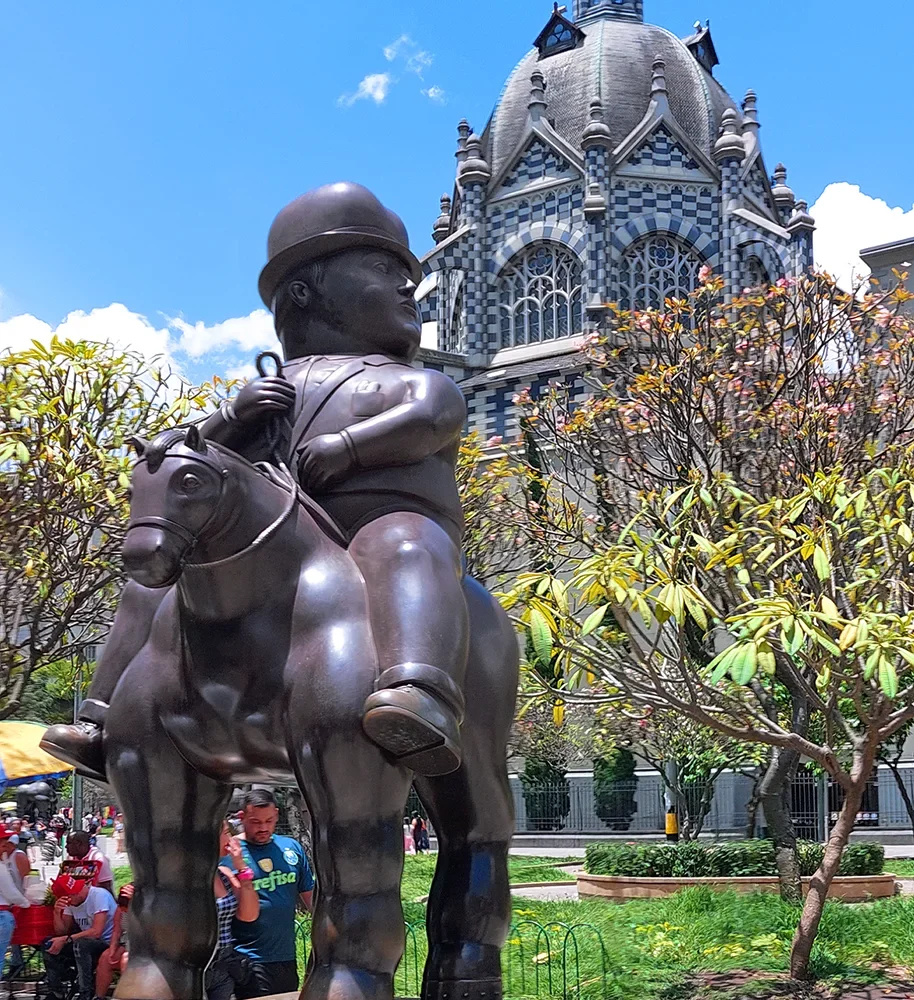 escultura de Botero en Medellin, Colombia