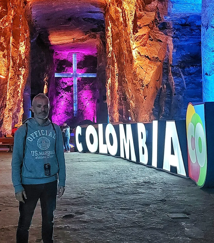 viajero en la catedral de la Sal, Colombia
