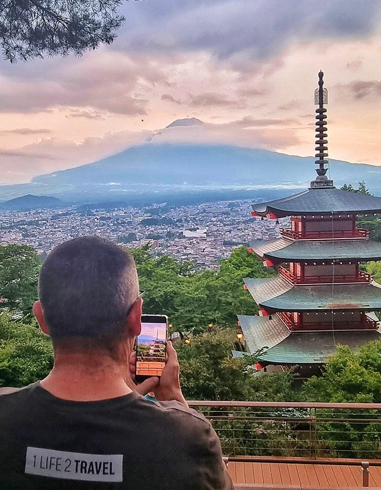 viajero con pagoda y el monte Fuji en Japón
