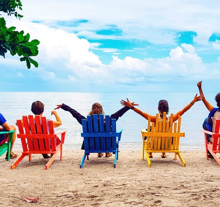 viajeros en playa de Livingston, Guatemala