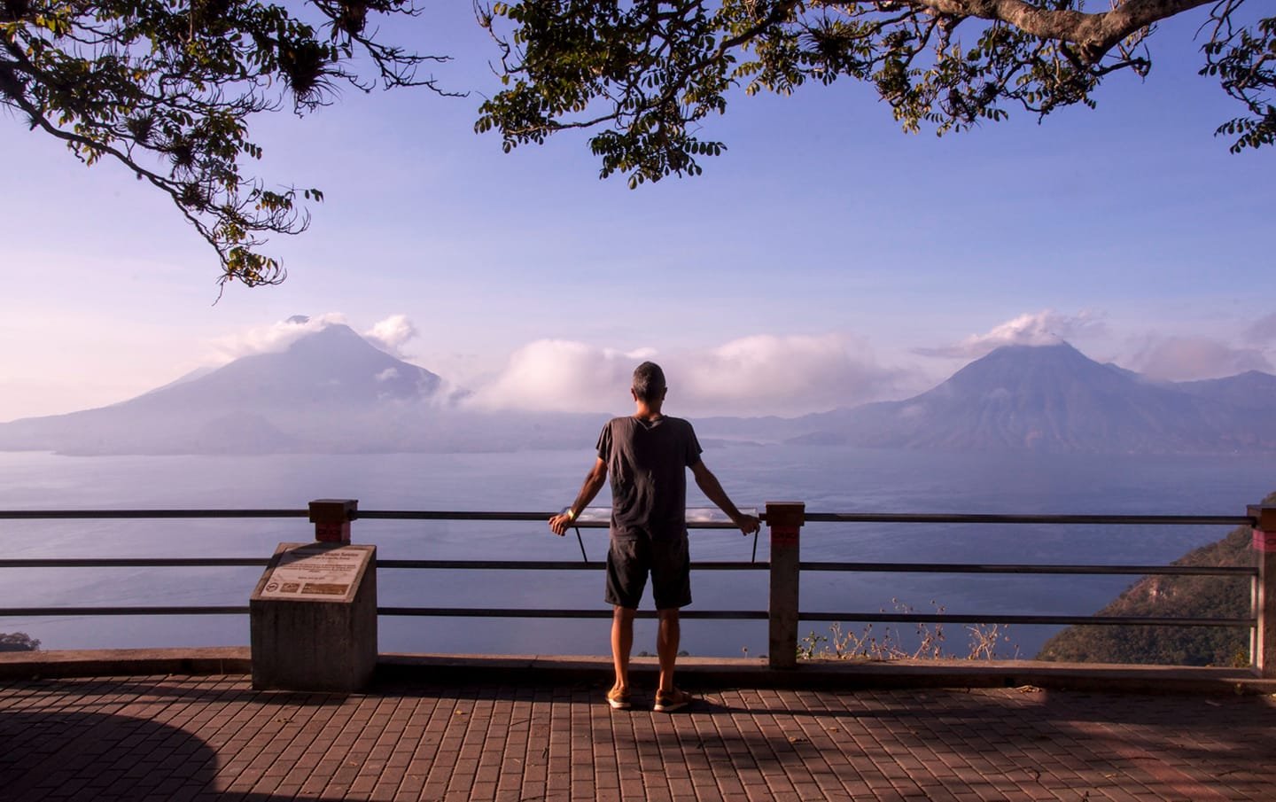 viajero en el lago Atitlán, Guatemala